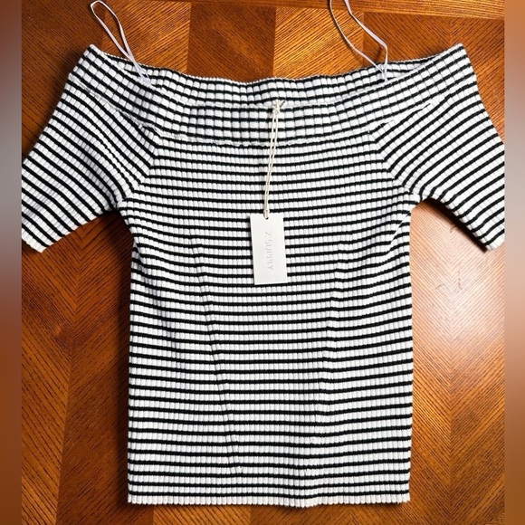 Z Supply Tops - The Birdie Off Shoulder Stripe Top SZ
XL